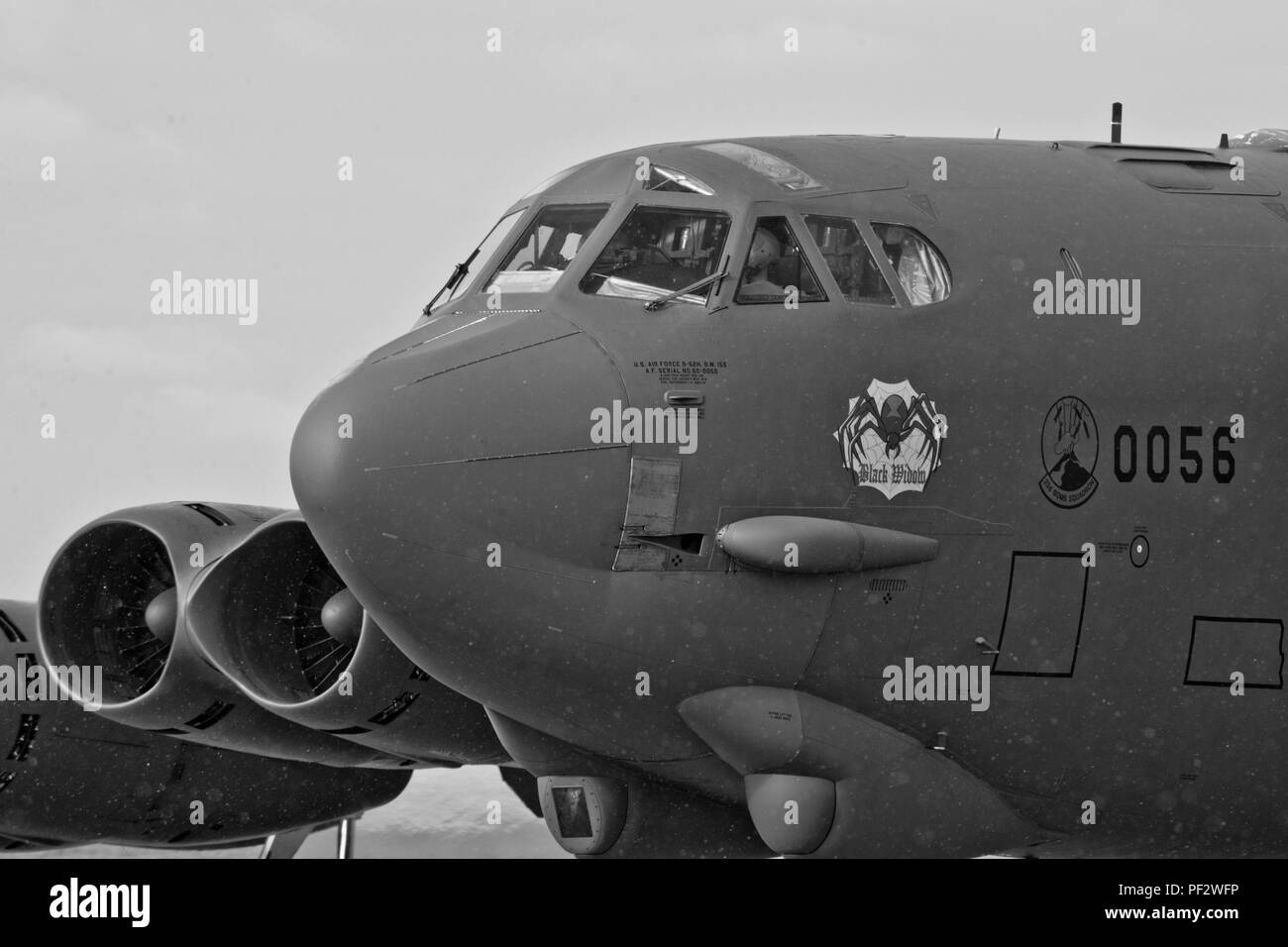 Due B-52H Stratofortresses decollare per una distribuzione di Andersen Air Base, Guam da Minot Air Force Base, N.D., Marzo 2, 2016. Il aviatori e aerei sono la sostituzione di circa 275 aviatori e quattro B-52s che si allontanava nei primi giorni di settembre 2015. (U.S. Air Force foto/Airman 1. Classe J.T. Armstrong) Foto Stock