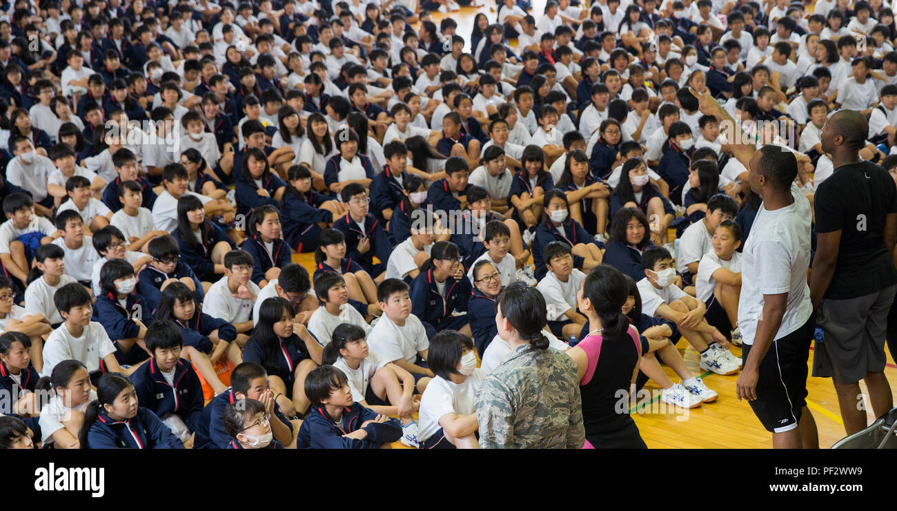 I membri con la 374 Medical Group salutare gli studenti con la quinta Musashimyrayama Middle School durante un festival della scuola a Musashimurayama City, Giappone, 2 luglio 2016. Yokota organi dotati di un mini boot camp corsa ad ostacoli per più di trenta studenti dal 9° grado. (U.S. Air Force foto di Yasuo Osakabe/rilasciato) Foto Stock