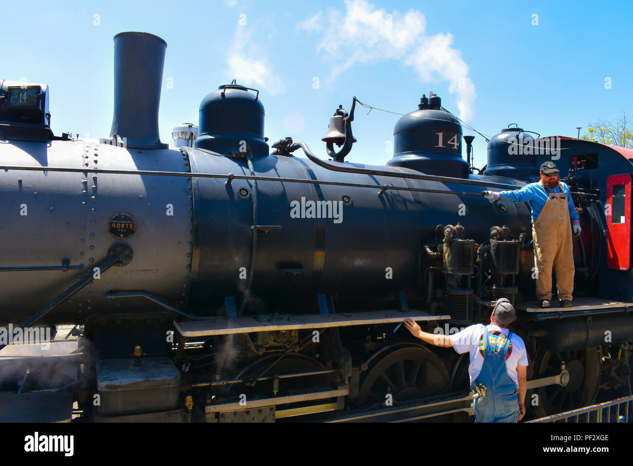 4/28/2018 Fillmore ca. - Una locomotiva a vapore è controllata dai tecnici di vapore prima di uscire dalla stazione ferroviaria. Foto Stock