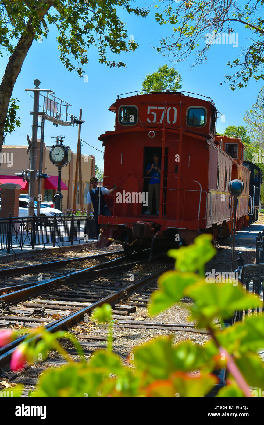 4/28/2018 Fillmore ca. - Treno in partenza dalla stazione ferroviaria di Fillmore ca. Foto Stock