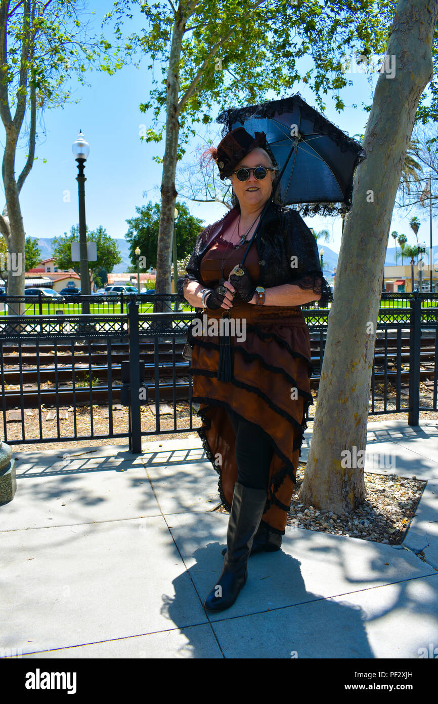 4/28/2018 Fillmore ca. - La Donna vestita nei primi anni del Novecento era vestito con ombrelloni durante i primi treni a vapore periodo. Foto Stock