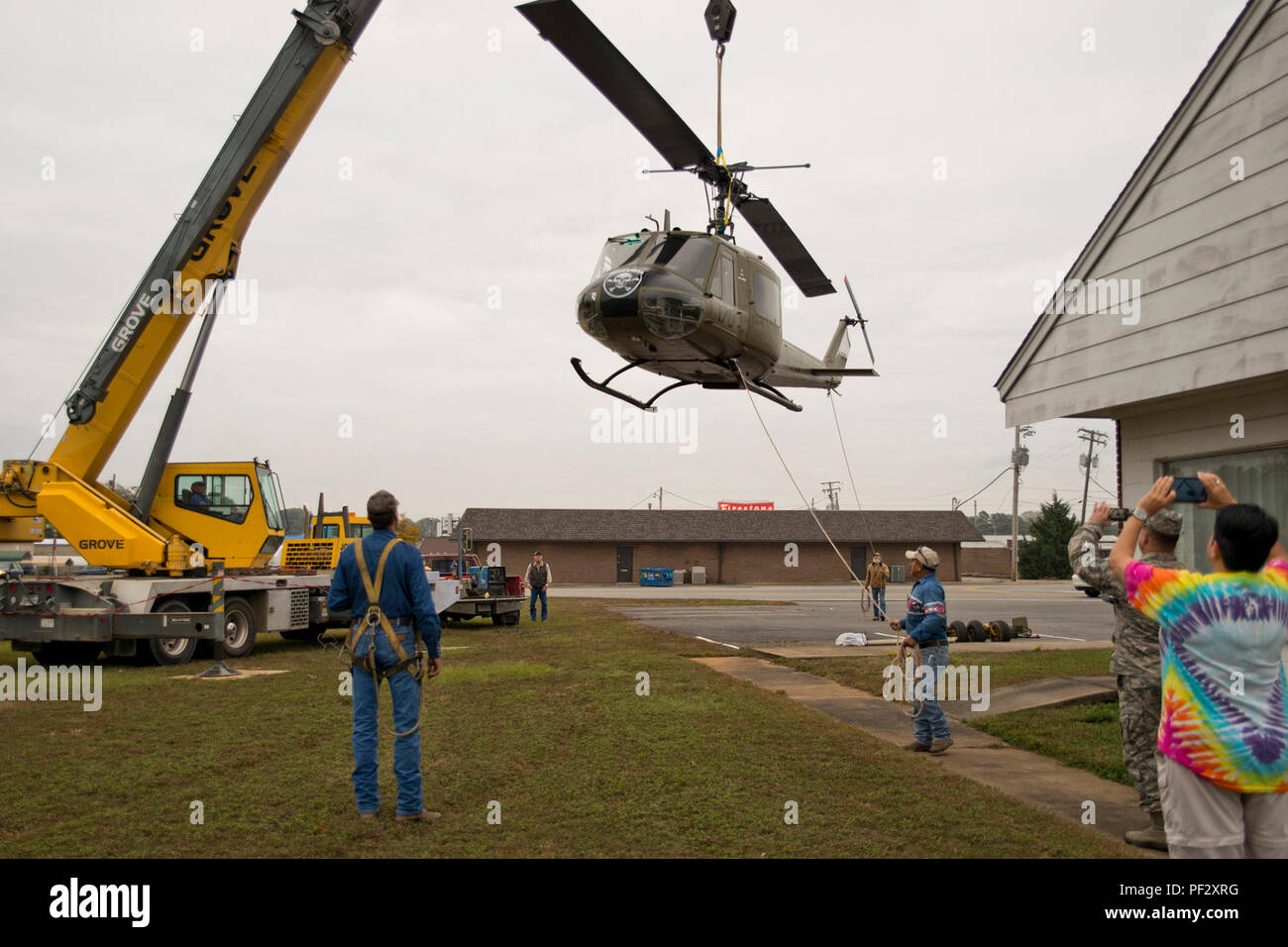 Il Bell UH-1C Iroquois è un elicottero utilitario Bell Helicopter utilizzato ampiamente durante la guerra del Vietnam dalle unità dell'aviazione dell'esercito degli Stati Uniti. L'immagine d'archivio documenta la registrazione e la conferma del posizionamento dell'aereo su un piedistallo del Jacksonville Museum of Military History a Jacksonville, Arkansas, il 4 novembre 2015 dopo il completamento di un progetto di restauro. Foto Stock