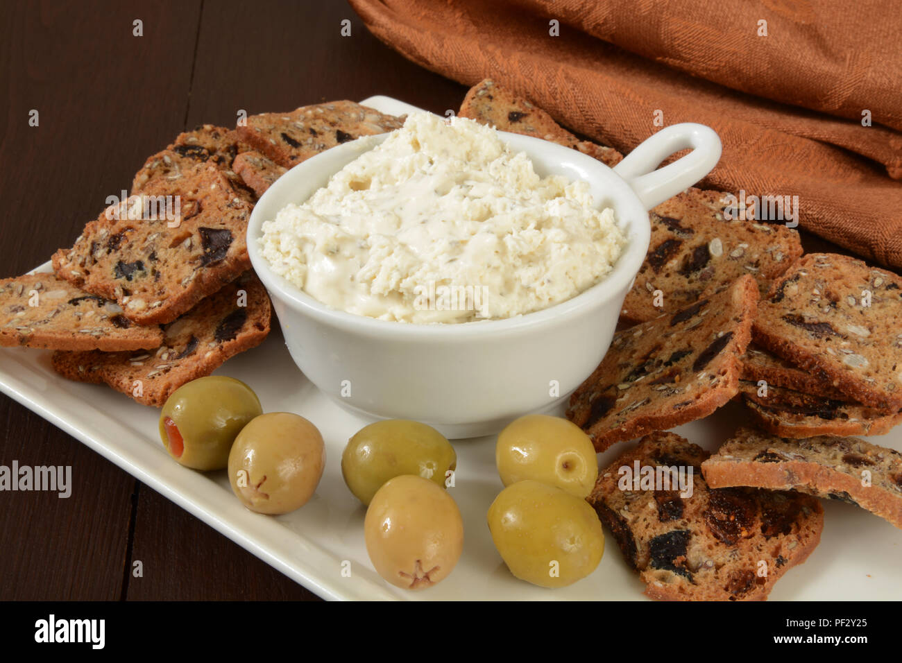 La figura gourmet e patatine di oliva con una crema di formaggio dip Foto Stock