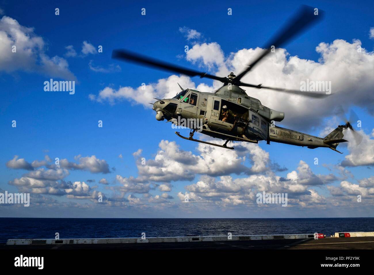171027-N-BK384-137 mare mediterraneo (ott. 27, 2017) UN UH-1Y Venom elicottero, attaccato al mezzo marino Tiltrotor Squadron (VMM) 161 (rinforzato), atterra sul ponte di volo del San Antonio-classe di trasporto anfibio dock nave USS San Diego (LPD) 22 ott. 27, 2017. San Diego è distribuito con l'America anfibio gruppo pronto e il quindicesimo Marine Expeditionary Unit per il supporto di sicurezza marittima e di teatro la cooperazione in materia di sicurezza negli sforzi negli Stati Uniti Sesta flotta area di operazioni. (U.S. Foto di Marina di Massa lo specialista di comunicazione di terza classe Justin A. Schoenberger/rilasciato) Foto Stock