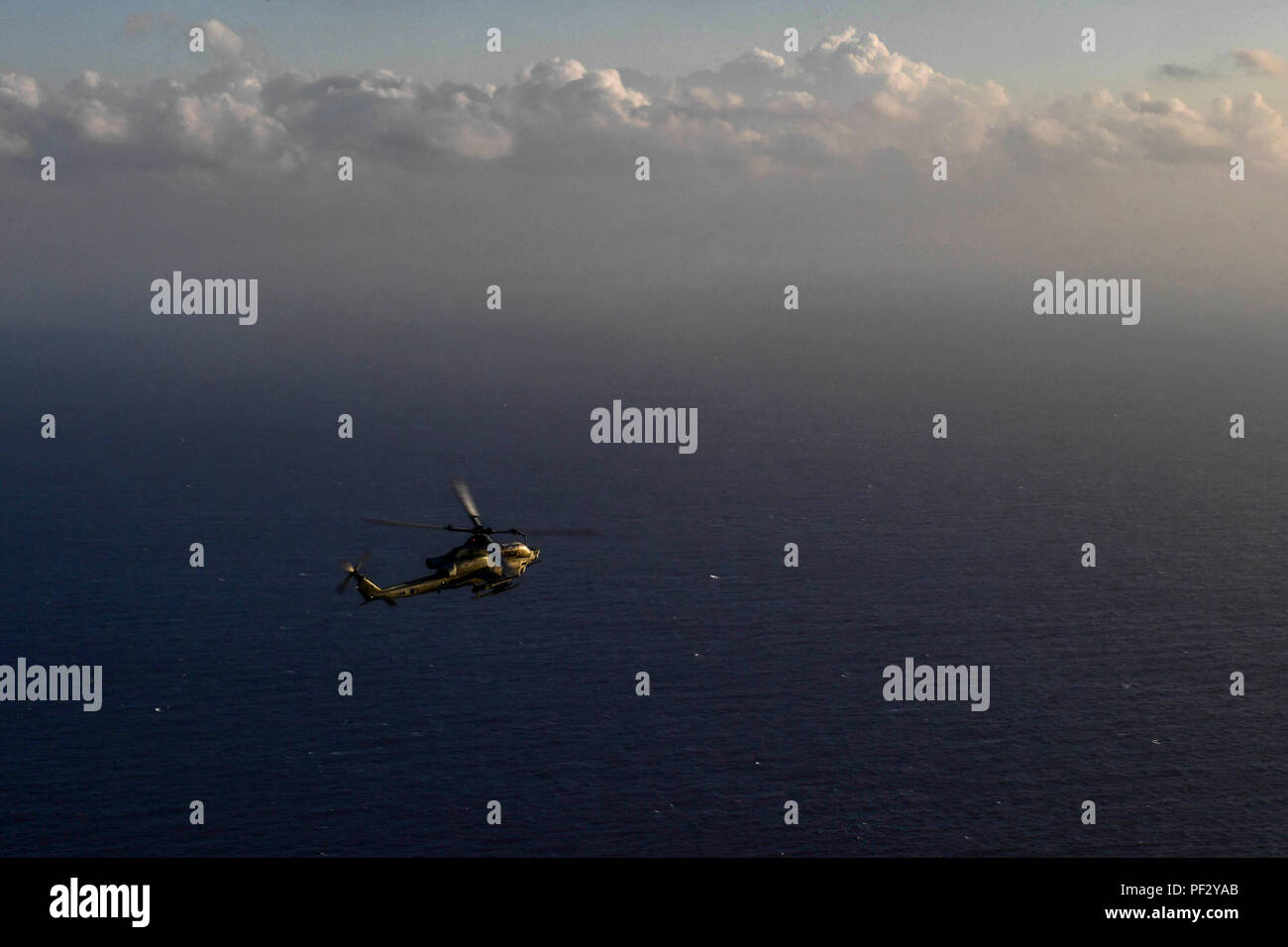 171028-N-BK384-330 mare mediterraneo (ott. 28, 2017) un AH-1Z Viper elicottero d'assalto, attaccato al mezzo marino Tiltrotor Squadron (VMM) 161 (rinforzato) e imbarcati a bordo della San Antonio-classe di trasporto anfibio dock nave USS San Diego (LPD 22), conduce operazioni di volo nel Mare Mediterraneo ott. 28, 2017. San Diego è distribuito con l'America anfibio gruppo pronto e il quindicesimo Marine Expeditionary Unit per il supporto di sicurezza marittima e di teatro la cooperazione in materia di sicurezza negli sforzi negli Stati Uniti Sesta flotta area di operazioni. (U.S. Foto di Marina di Massa lo specialista di comunicazione di terza classe Justi Foto Stock