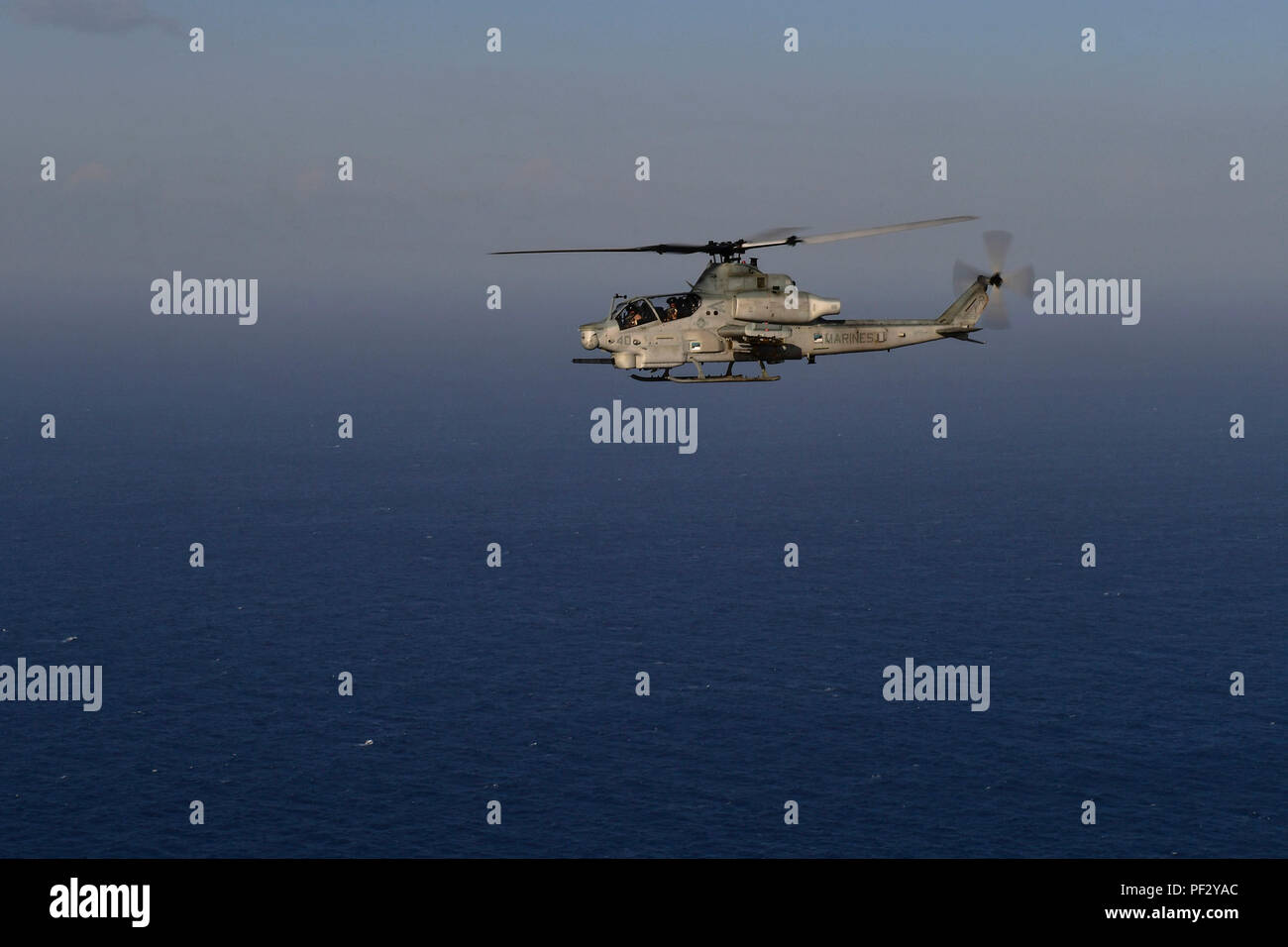 171028-N-BK384-097 mare mediterraneo (ott. 28, 2017) un AH-1Z Viper elicottero d'assalto, attaccato al mezzo marino Tiltrotor Squadron (VMM) 161 (rinforzato) e imbarcati a bordo della San Antonio-classe di trasporto anfibio dock nave USS San Diego (LPD 22), conduce operazioni di volo nel Mare Mediterraneo ott. 28, 2017. San Diego è distribuito con l'America anfibio gruppo pronto e il quindicesimo Marine Expeditionary Unit per il supporto di sicurezza marittima e di teatro la cooperazione in materia di sicurezza negli sforzi negli Stati Uniti Sesta flotta area di operazioni. (U.S. Foto di Marina di Massa lo specialista di comunicazione di terza classe Justi Foto Stock