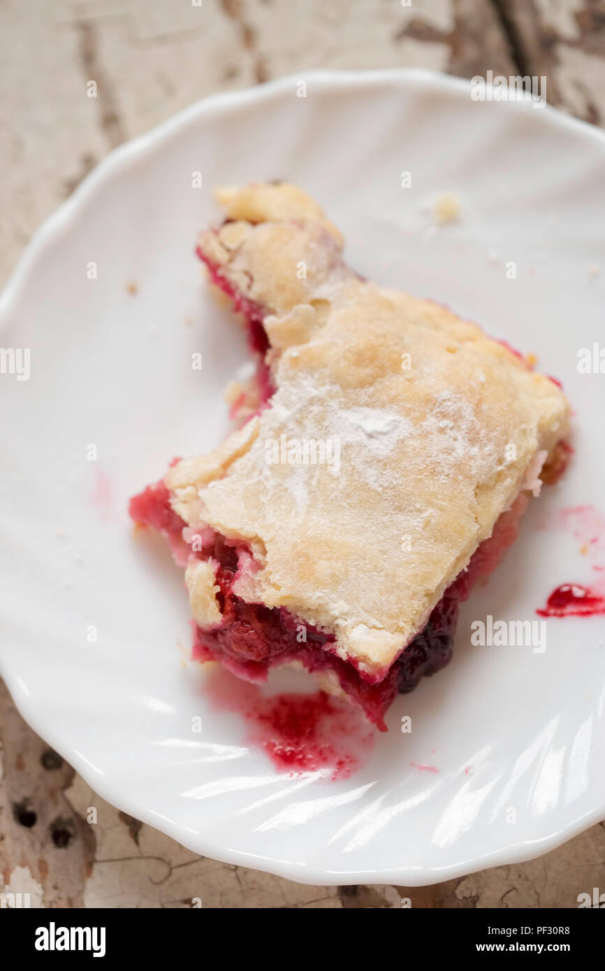 Berry tart. Crostata di mele, lamponi e more Foto Stock