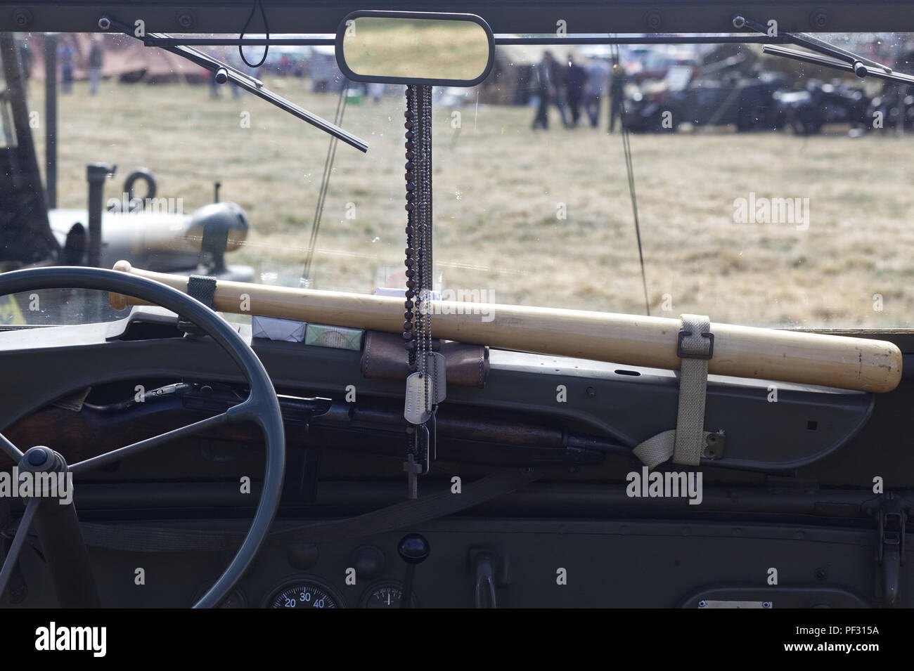 Willy jeep con mazza da baseball e dog tag Foto Stock