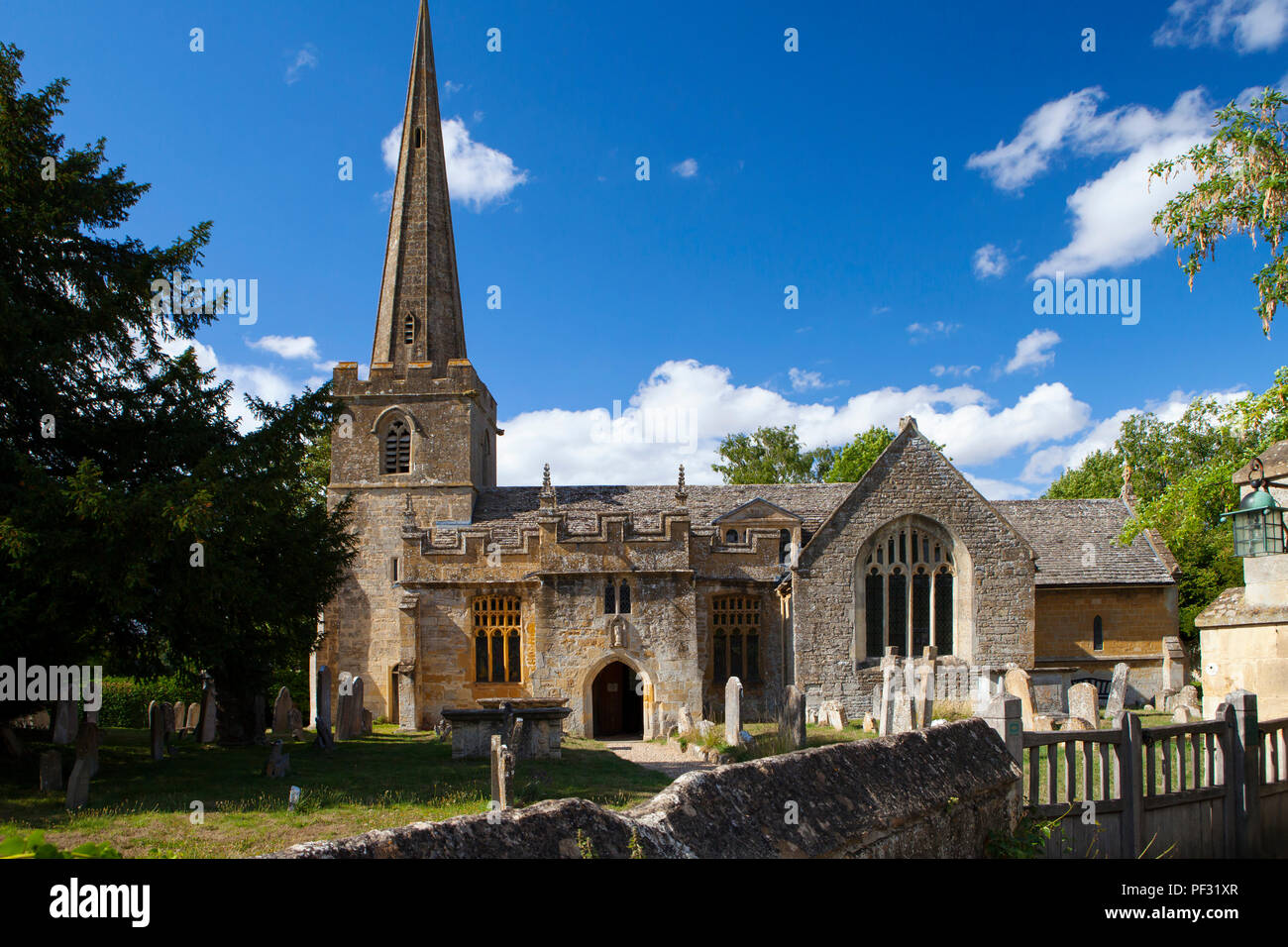 Stanton, Regno Unito - 8 Agosto 2018: La Chiesa di San Michele e Tutti gli angeli in Stanton in Cotswold district of Gloucestershire.Il villaggio è costruito alm Foto Stock