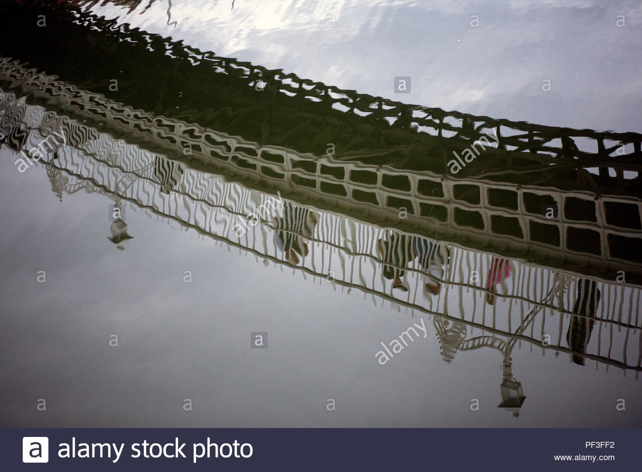 L'Ha'penny ponte sopra il fiume Liffey a Dublino Irlanda Foto Stock