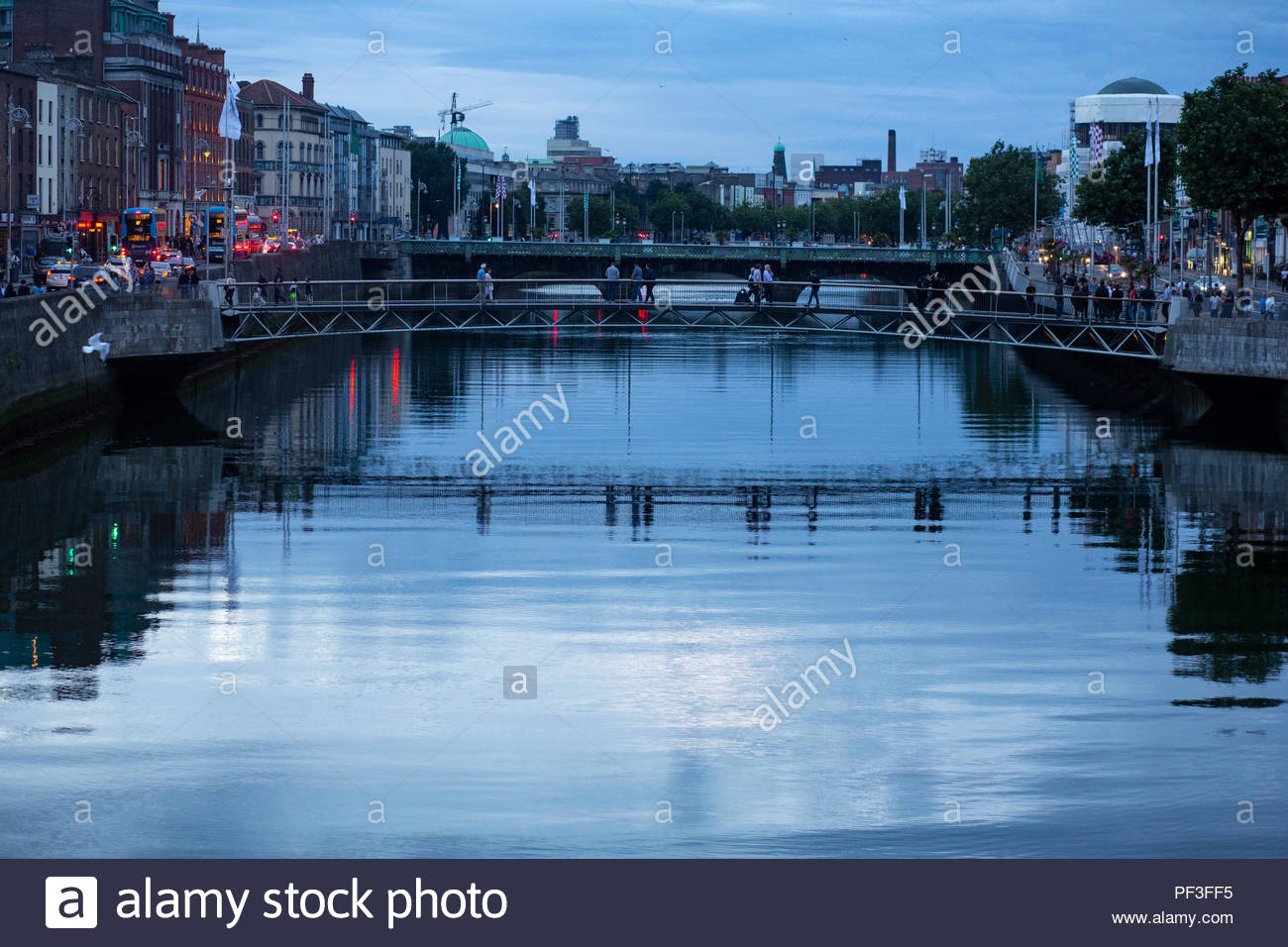Riflessioni sul fiume Liffey a Dublino in Irlanda come arriva il buio Foto Stock