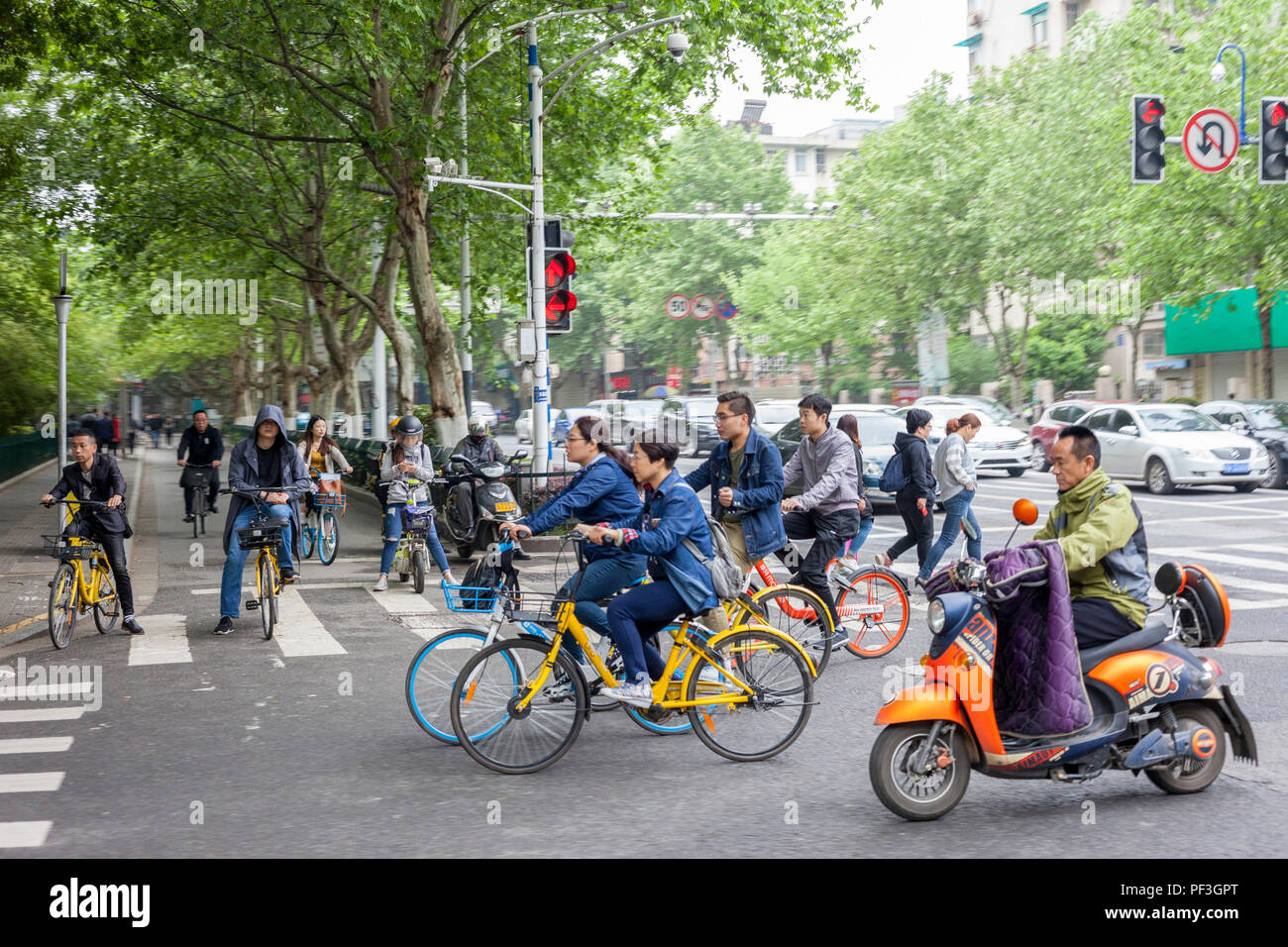 Nanjing, Jiangsu, Cina. Il traffico cinese nel 2018 contiene ancora molte biciclette. Foto Stock