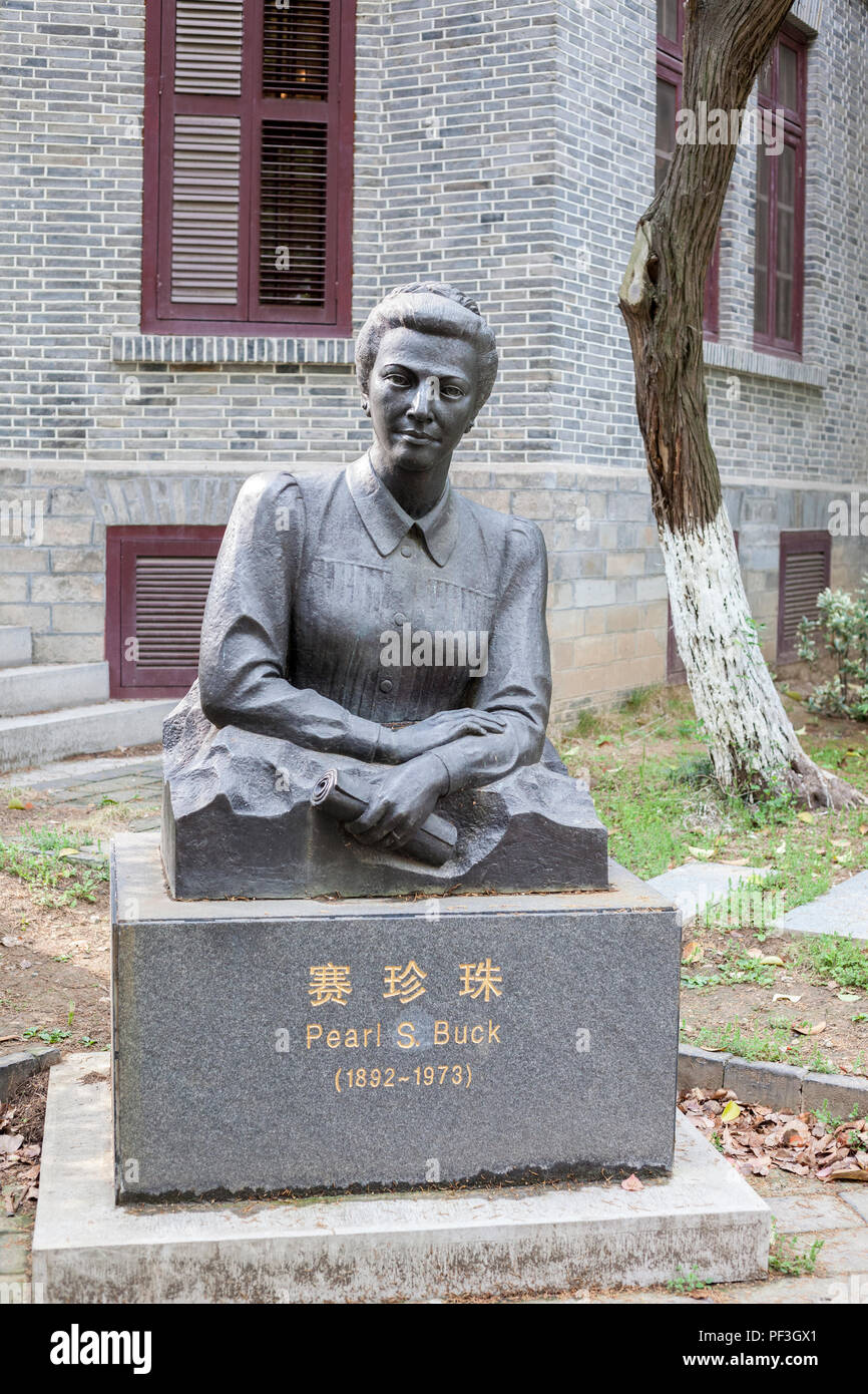 Nanjing, Jiangsu, Cina. Statua di Pearl Buck davanti a casa sua, Nanjing University Campus. Foto Stock