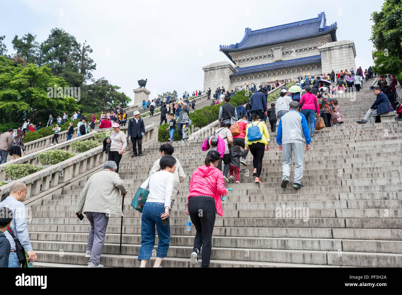Nanjing, Jiangsu, Cina. Visitatori avvicina il Sun Yat-sen mausoleo. Foto Stock