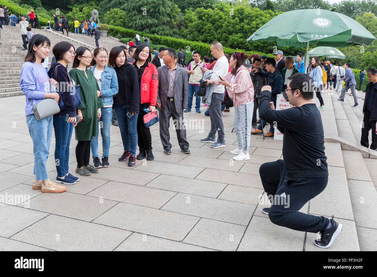 Nanjing, Jiangsu, Cina. Scatto di una foto di amici presso il Sun Yat-sen mausoleo. Foto Stock