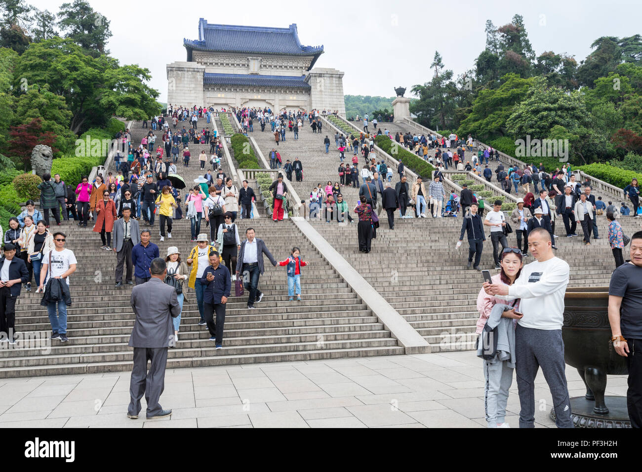 Nanjing, Jiangsu, Cina. Ricerca di passi verso il Sun Yat-sen mausoleo. Foto Stock