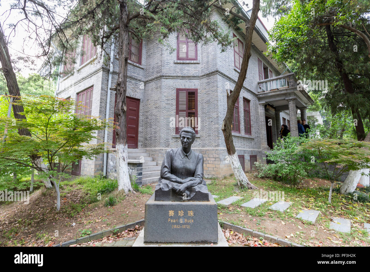 Nanjing, Jiangsu, Cina. Statua di Pearl Buck davanti a casa sua, Nanjing University Campus. Foto Stock