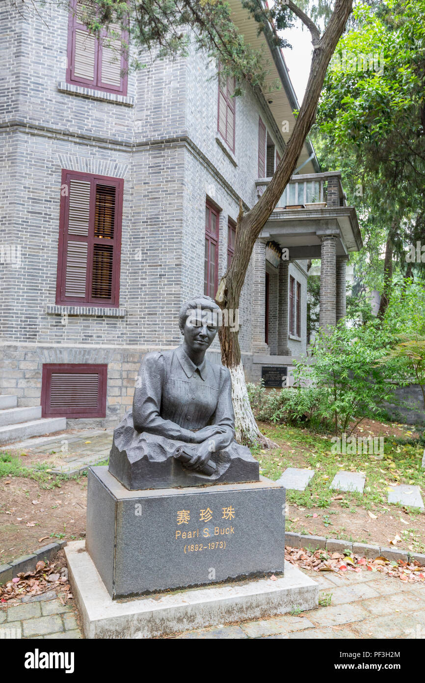 Nanjing, Jiangsu, Cina. Statua di Pearl Buck davanti a casa sua, Nanjing University Campus. Foto Stock
