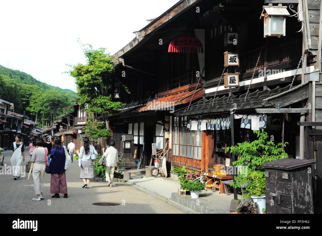 I turisti sono a piedi sulla strada di Narai-juku (una storica città post scape Reverved Area) Foto Stock
