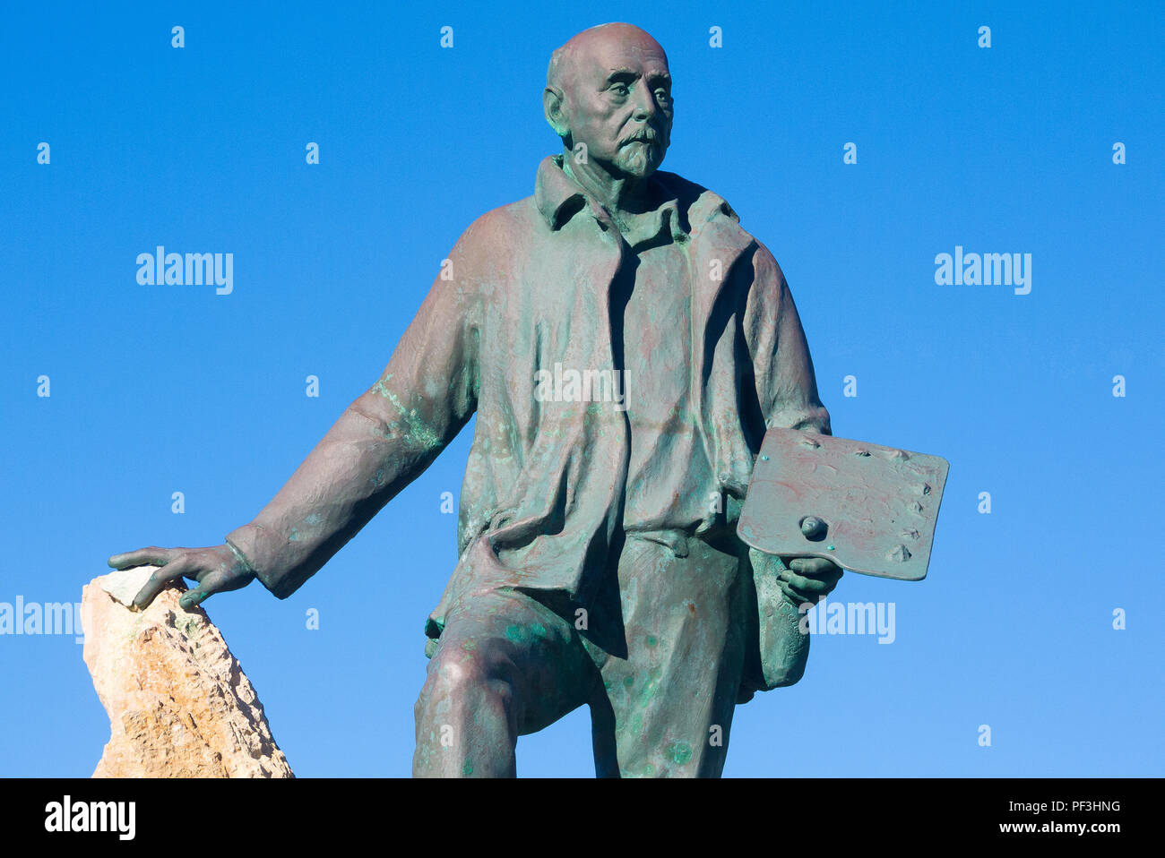 Una statua del pittore Llorenç Cerda Bisbal in Cala San Vicente, Mallorca, Spagna Foto Stock