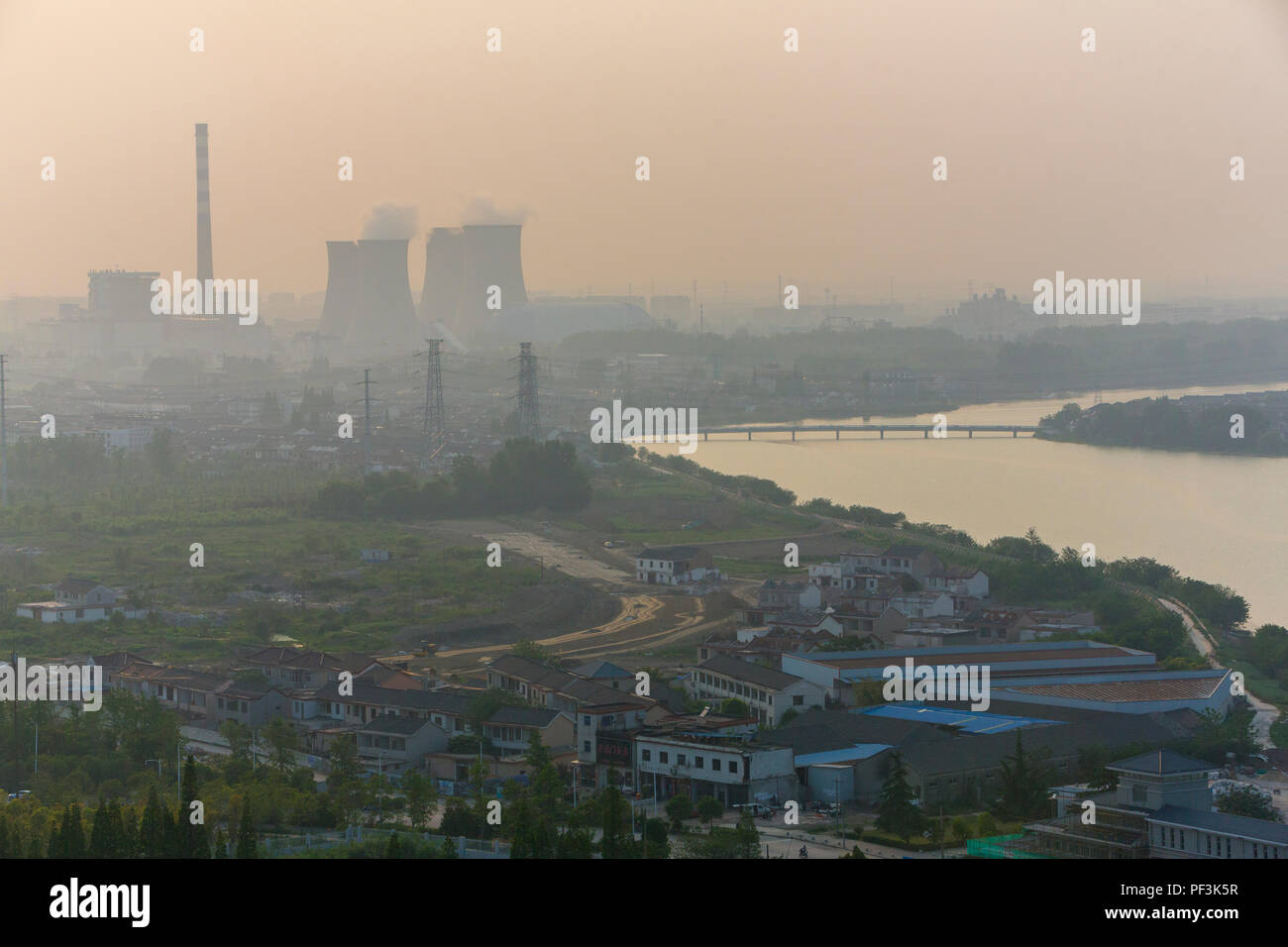 Yangzhou, Jiangsu, Cina. Haze industriale dal fiume Liao Jia Gou. Foto Stock