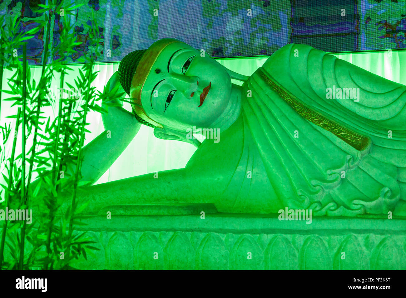 Yangzhou, Jiangsu, Cina. Daming Tempio. Buddha reclinato in Teatro che ospita la produzione teatrale del missionario Jian Zhen attraversamento est. Foto Stock