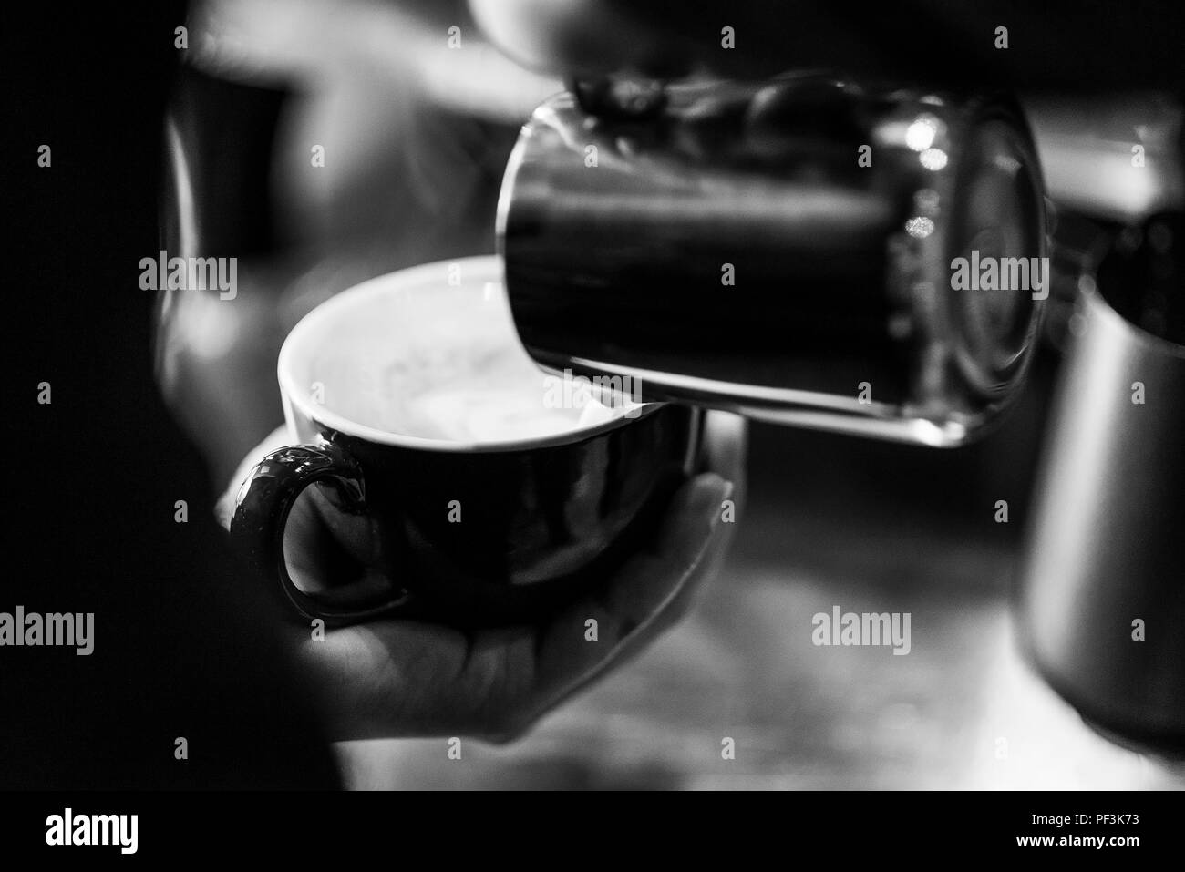 La preparazione di caffè espresso BW in bianco e nero close up dettaglio con caffetteria moderna macchina e bicchieri Foto Stock