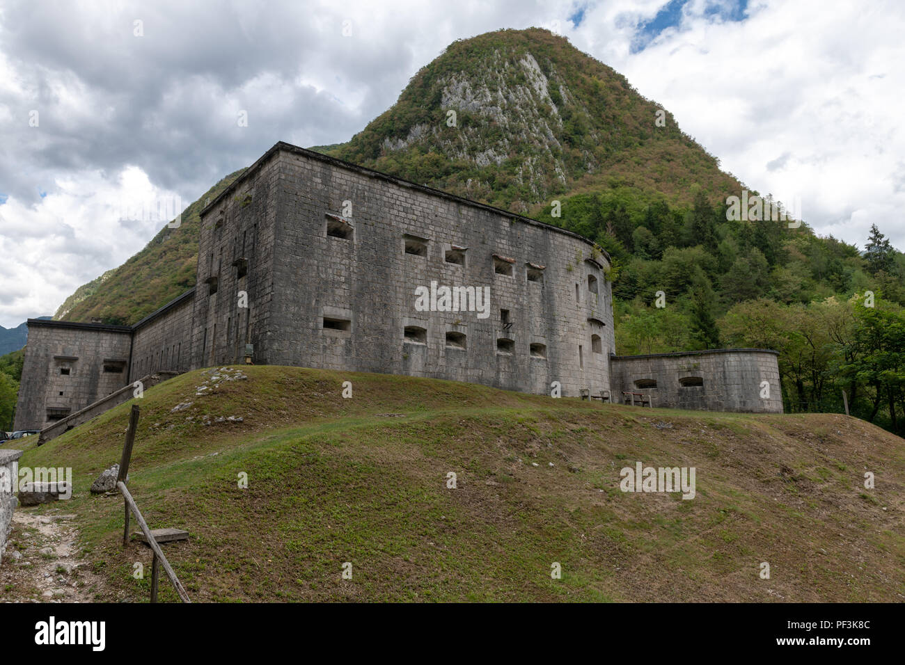 Fortezza Kluze - Flitscher Klause vicino a Bovec, Slovenia, costruito nel 1881 e la protezione di un passo di montagna nelle Alpi Foto Stock