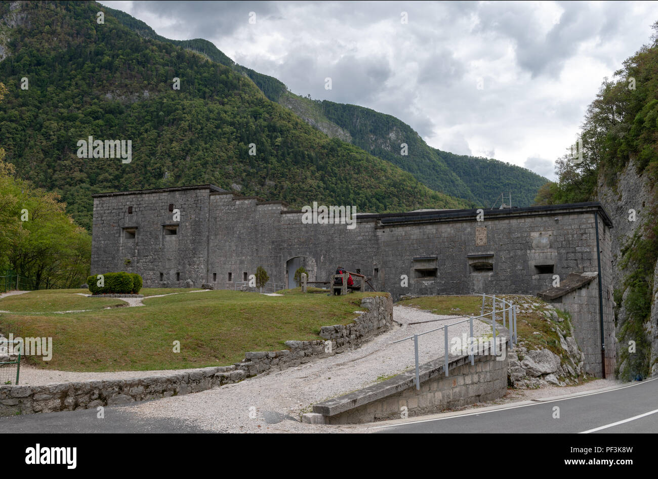 Fortezza Kluze - Flitscher Klause vicino a Bovec, Slovenia, costruito nel 1881 e la protezione di un passo di montagna nelle Alpi Foto Stock