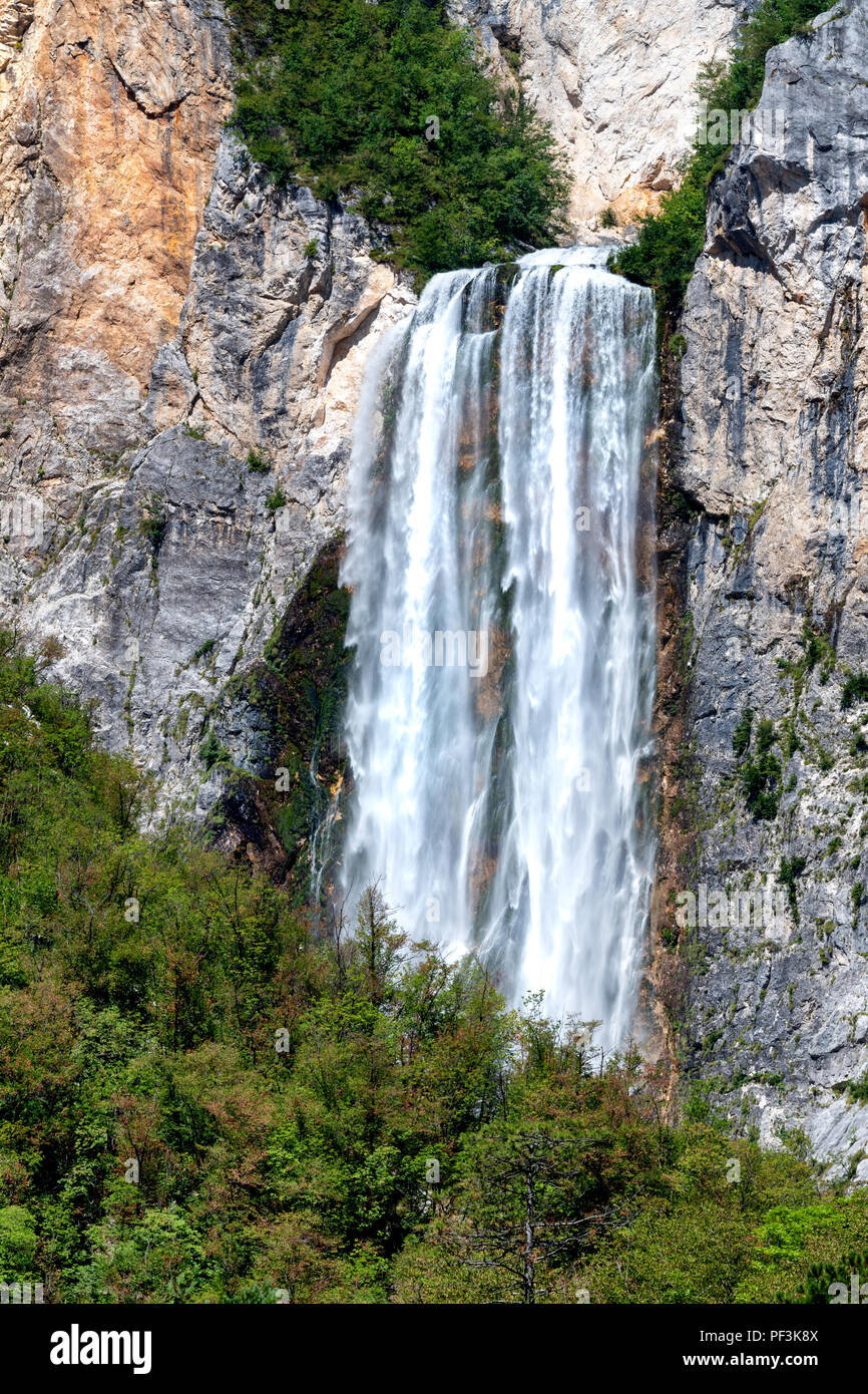 Boka cascata in Alpi Giulie, la Slovenia è una delle più alte cascate nelle alpi europee con 106m di altezza Foto Stock