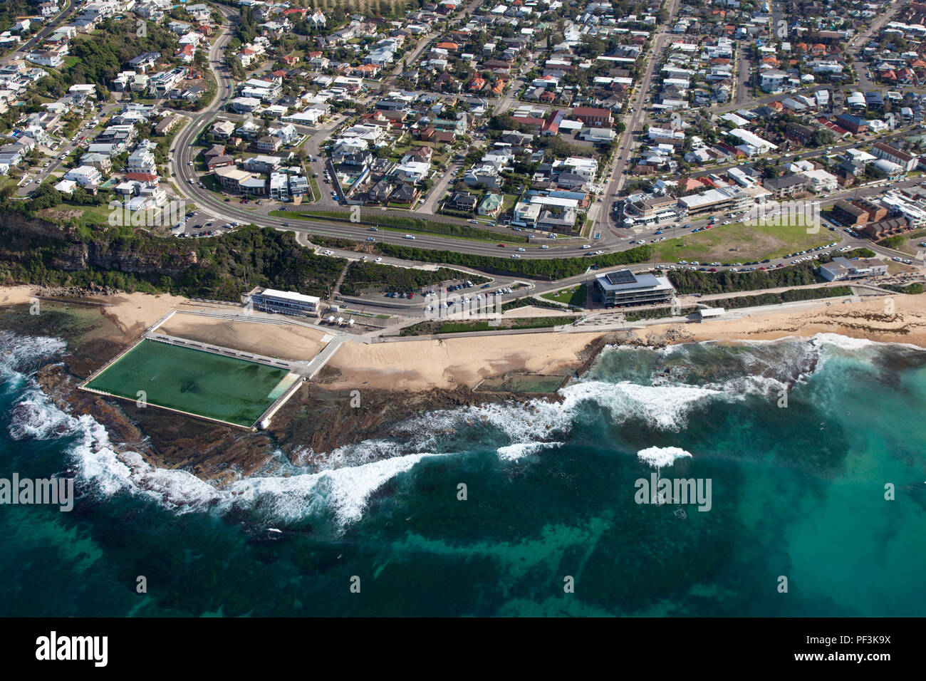 Merewether spiaggia e bagni di mare vista aerea. Questa spiaggia e surburb sono popolari di parti di Newcastle - Nuovo Galles del Sud la seconda più grande città. Lato oceano Foto Stock