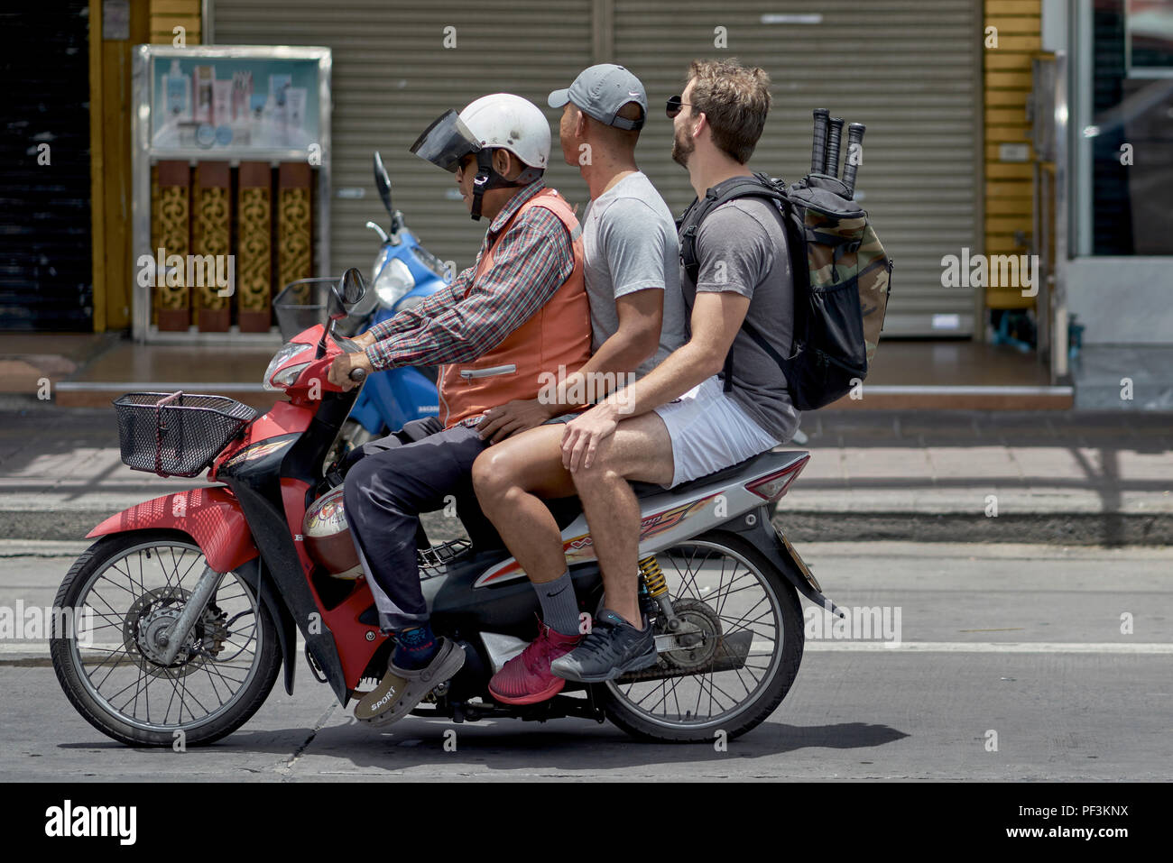 Thailandia motociclo taxi e i turisti occidentali Foto Stock
