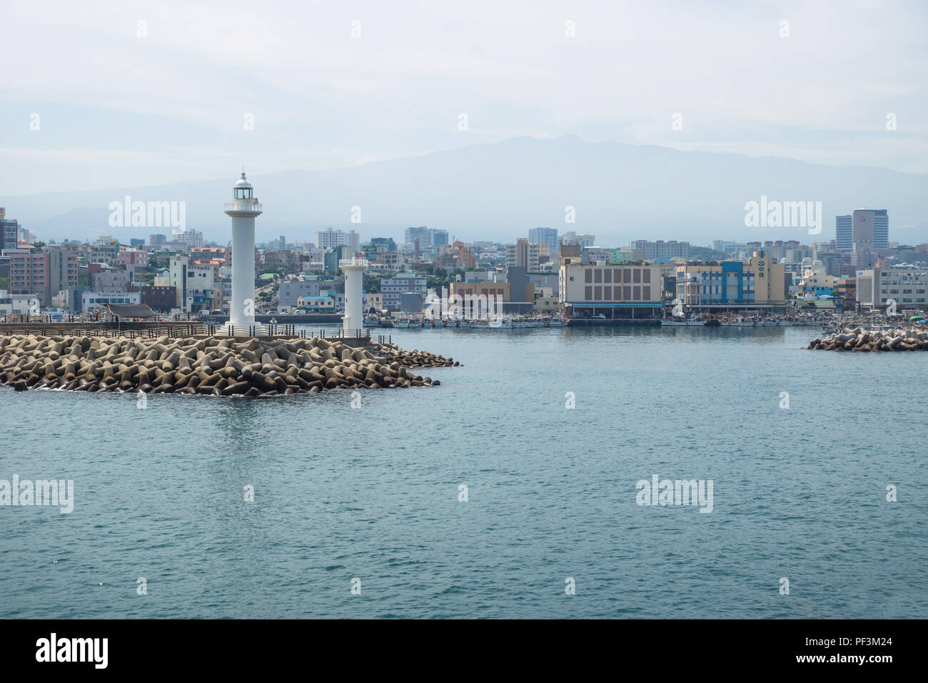 Jeju-si città principale vista oceano con faro, Jeju-si, Jeju Island, Corea del Sud Foto Stock