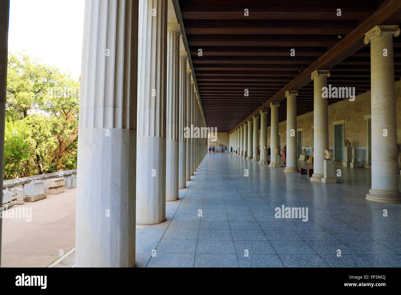 Atene, Grecia - Luglio 18, 2018: architettura di colonne e la passerella al di fuori del Museo dell'Antica Agorà di Stoa di Attalos, Atene, Grecia Foto Stock