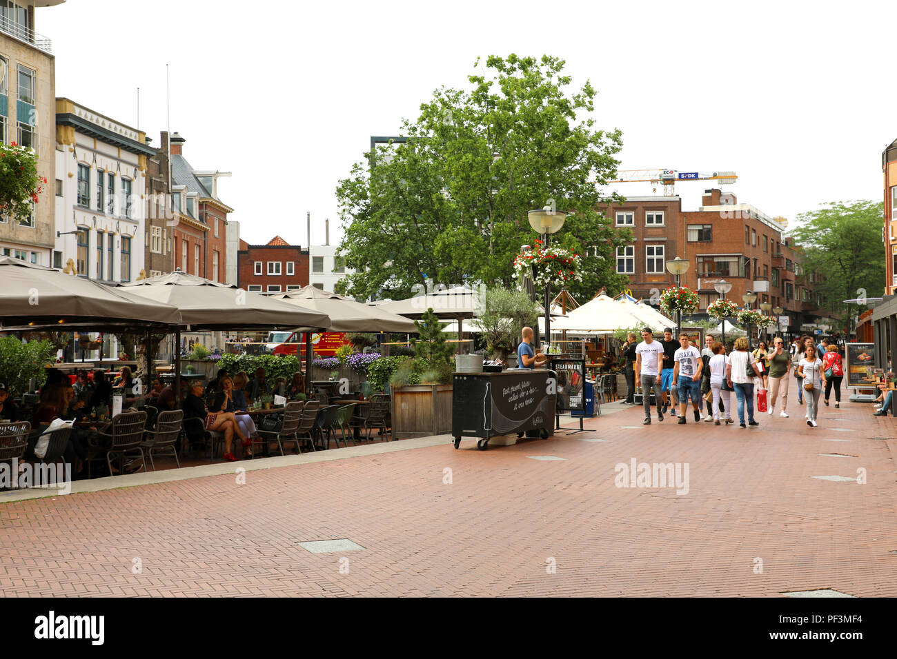 EINDHOVEN, Paesi Bassi - 5 giugno 2018: persone in ristoranti a Markt square, Eindhoven, Paesi Bassi Foto Stock