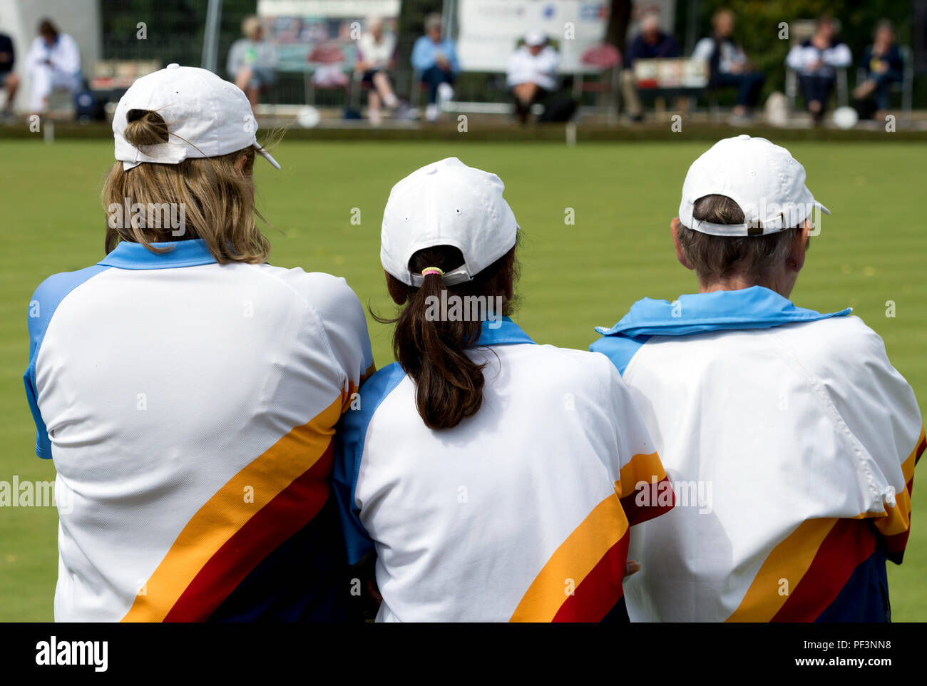 Vista posteriore dei giocatori in triple finale a la nazionale femminile Lawn Bowls campionati, Leamington Spa, Regno Unito Foto Stock