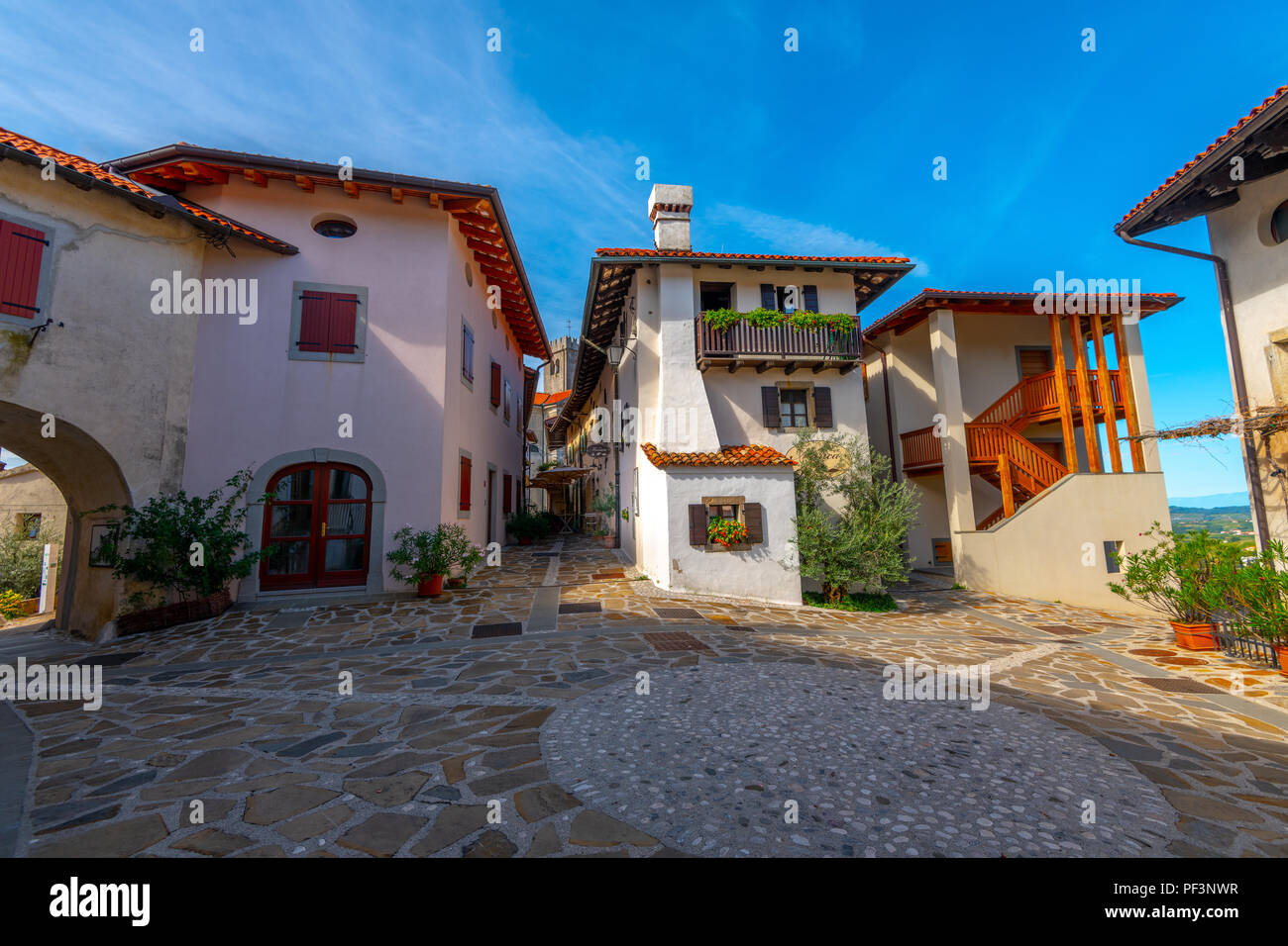 Piazza principale nella storica cittadina medievale di Smartno in Goriska Brda, Slovenia con narrov strade che conducono in città Foto Stock