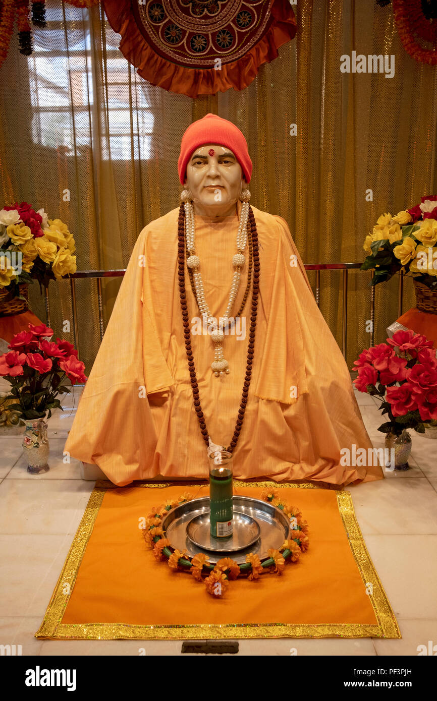 Una statua del tardo H.H. Swami Jagdishwaranan dji presso un tempio indù di Woodside Queens, a New York City. Foto Stock