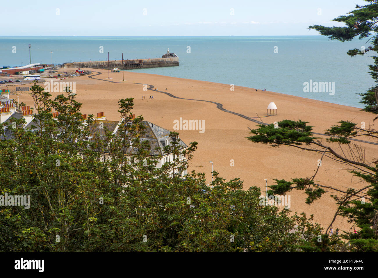 Passerella in legno su Folkestone Beach Foto Stock