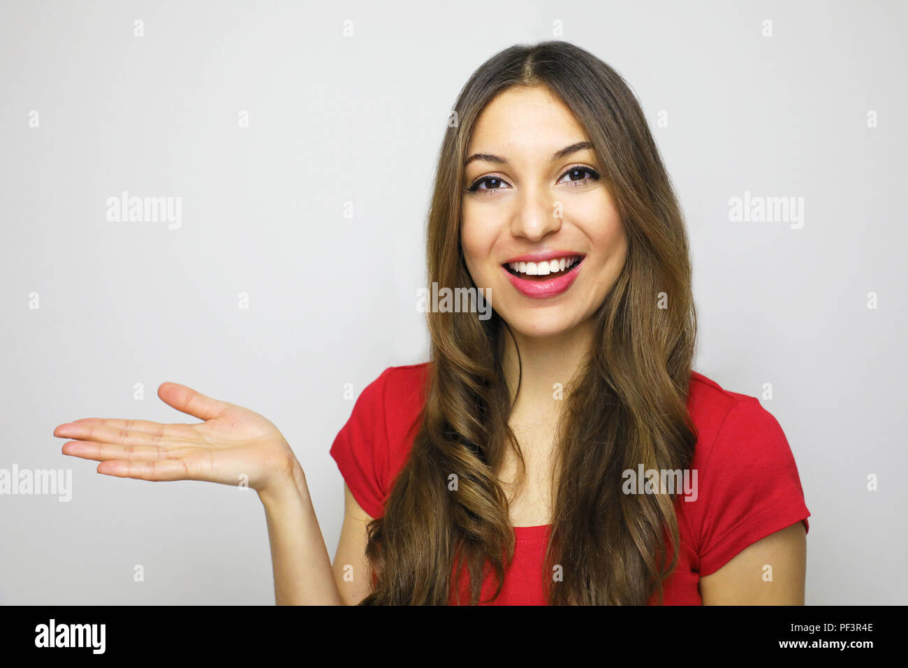 Bella donna che mostra il tuo prodotto su sfondo bianco. Donna felice che mostra aprire il palmo della mano con copia spazio per prodotto o testo. Foto Stock