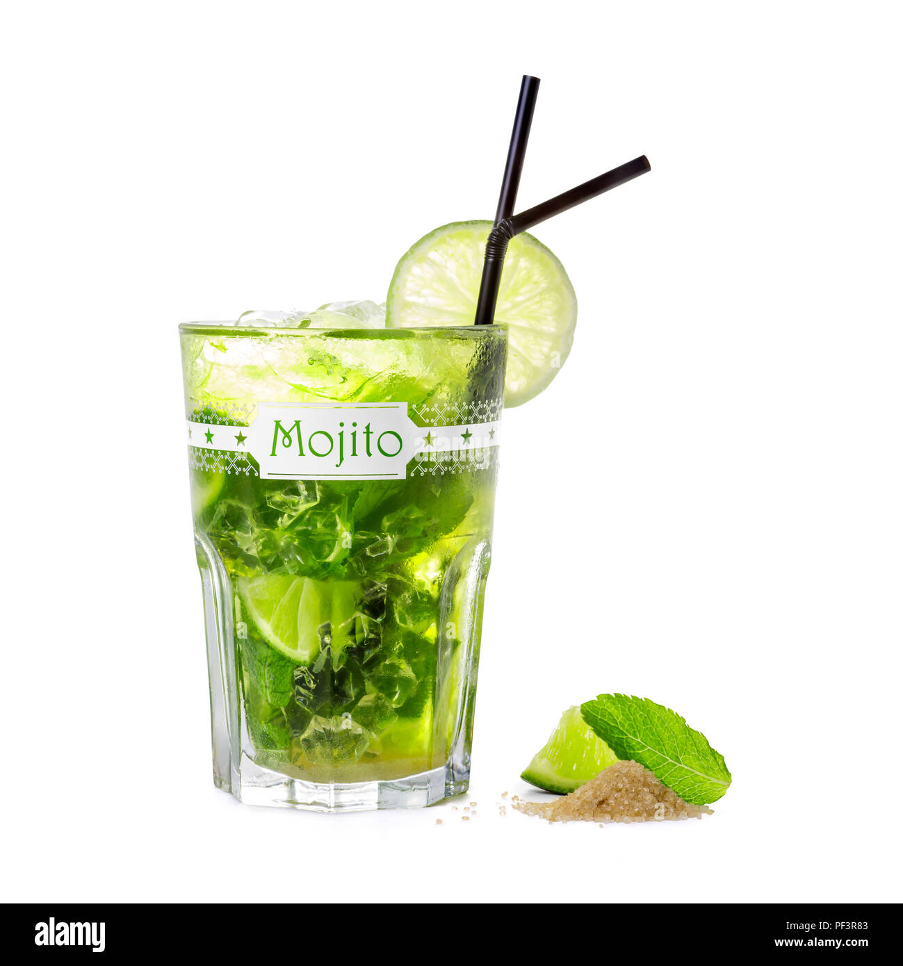 Un cocktail mojito fotografato su uno sfondo bianco. Si tratta di un molto rinfrescante drink per le calde giornate estive. Foto Stock
