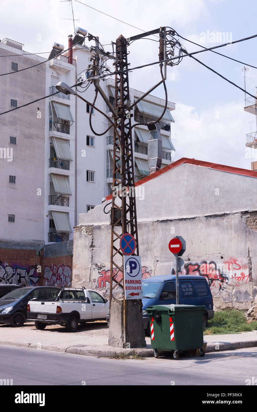 Un ripiego cercando pilone di elettricità e i cavi nella città di Larissa, Grecia Foto Stock