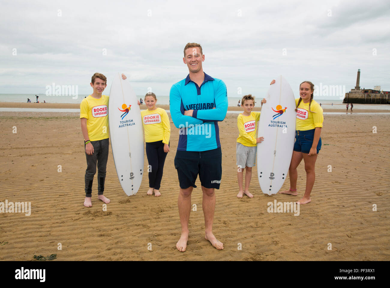 Trent 'Maxi' Maxwell (centro) star del programma televisivo australiano Bondi Rescue, insieme ai bagnini rookie (da sinistra a destra) oli Wilkinson, Nikita Goldsmith, Drew Greenstreet, e Megan Morgan alla spiaggia di Margate, Kent. Foto Stock