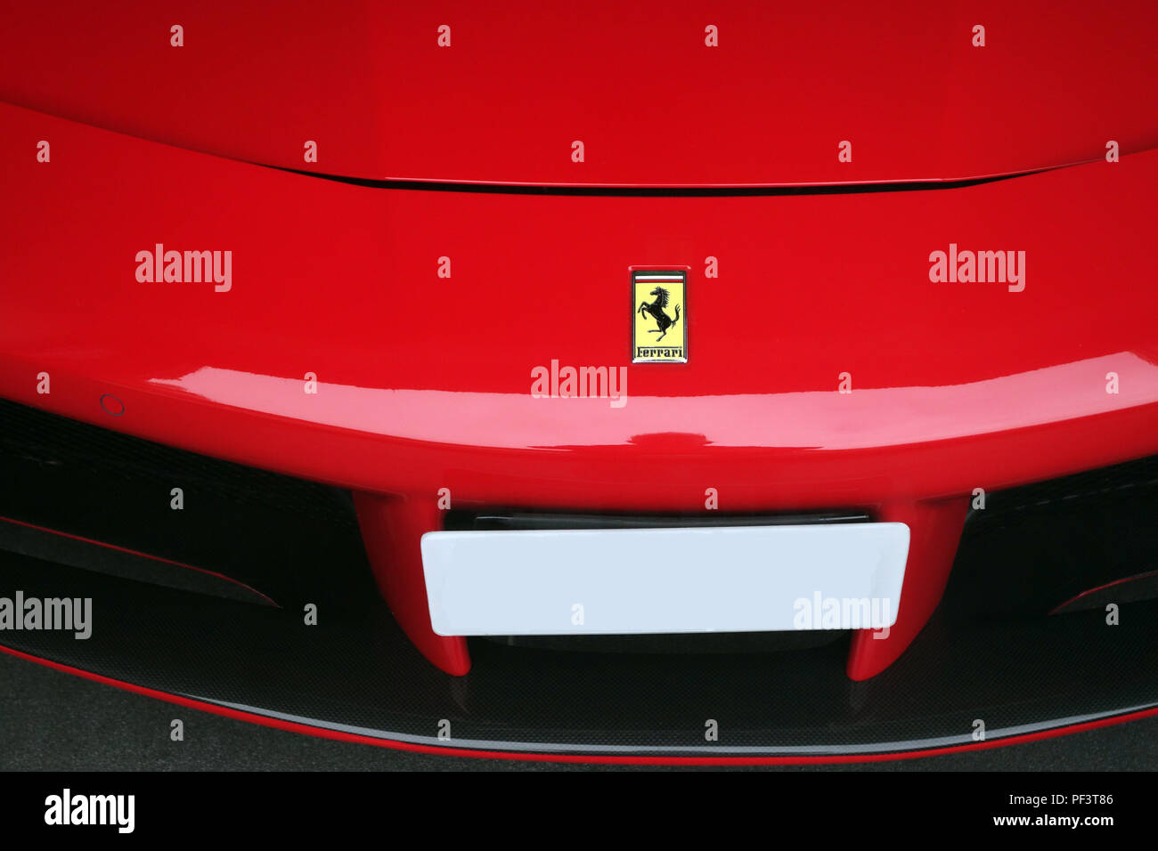 La Ferrari Shield il badge con il cavallino rampante logo sulla parte anteriore di un 488 Spider 2018 auto Ferrari Foto Stock