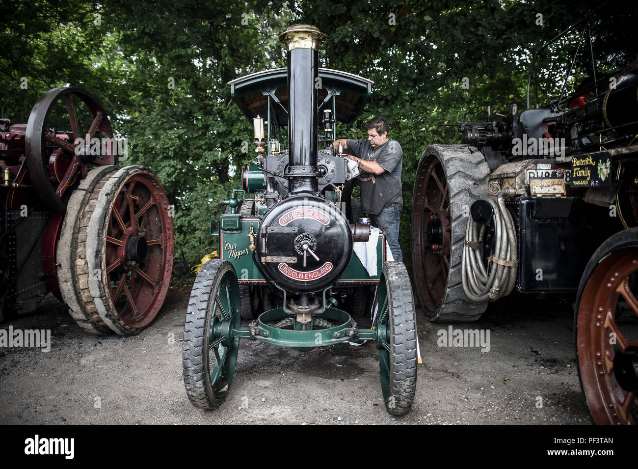 Un appassionato di vapore pulisce la sua Robey motore trazione come dozzine di vapore veicoli alimentati a raccogliere in un pub in Dorset prima di effettuare il loro cammino verso il Grande Dorset fiera del vapore, dove centinaia di periodo i motori a trazione a vapore e pesanti attrezzature meccaniche appartenenti a tutte le epoche si riuniscono per la mostra annuale del 23 al 27 agosto 2018, per celebrare i 50 anni. Foto Stock
