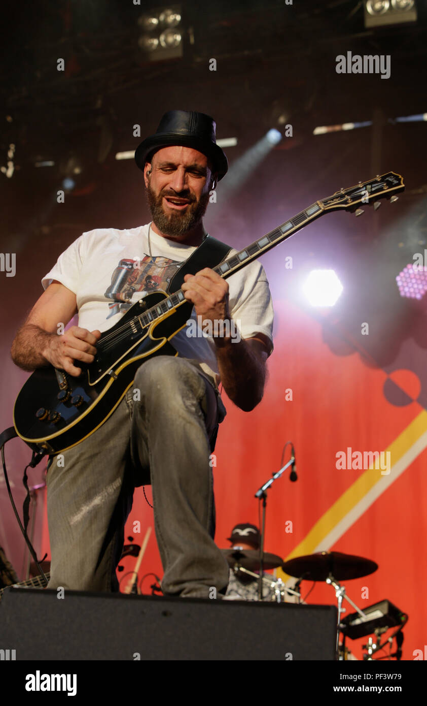 Worm, Germania. 18 Agosto, 2018. Un chitarrista supporta Swiss R&B e Soul cantante sette live sul palco del 2018 Jazz & Gioia Festival a Worms in Germania. Credito: Michael Debets/Pacific Press/Alamy Live News Foto Stock