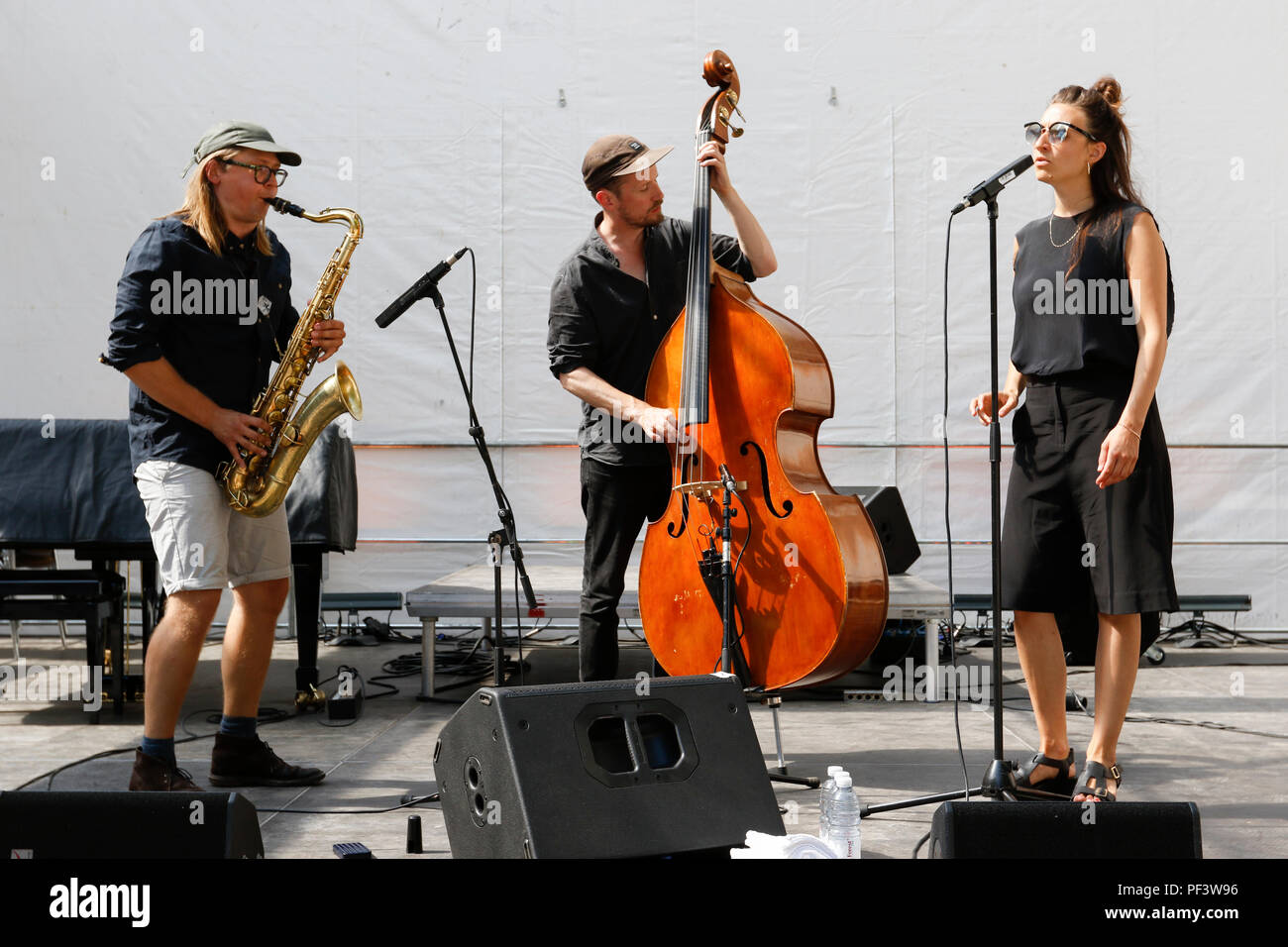 Worm, Germania. 18 Agosto, 2018. Il sassofonista svedese Otis Sandsjo, bassista svedese Petter Eldh e Swiss cantante Lucia Cadotsch esibirsi dal vivo sul palco del 2018 Jazz & Gioia Festival a Worms in Germania. Credito: Michael Debets/Pacific Press/Alamy Live News Foto Stock