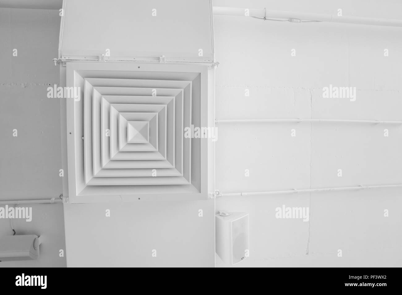 Sistema di ventilazione sul soffitto di edifici di grandi dimensioni. Tubi di ventilazione in color argento per il materiale di isolamento che pendevano dal soffitto all'interno di edificio di nuova costruzione Foto Stock Sistema di ventilazione sul soffitto di edifici di grandi dimensioni. Tubi di ventilazione in color argento per il materiale di isolamento che pendevano dal soffitto all'interno di edificio di nuova costruzione Foto Stock