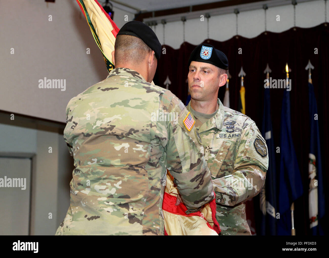 Il comando Sgt. Il Mag. Billy J. Norman accetta la U.S. Army Garrison Giappone i colori da Col. Phillip K. Gage, garrison commander, 10 agosto durante un' assunzione di responsabilità cerimonia nel Camp Zama comunità Club. Così facendo, Norman accetta il suo nuovo ruolo come il Giappone USAG il comando sergente maggiore e della guarnigione nuovi arruolati senior advisor. (U.S. Foto dell'esercito da Kiyoshi Tokeshi) Foto Stock