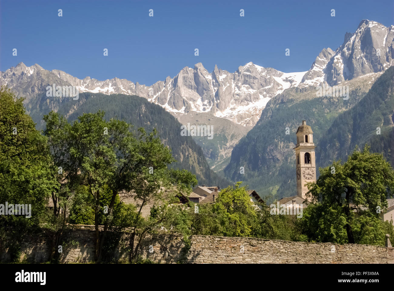 Soglio è un ex comune nel distretto di Maloja nel cantone svizzero dei Grigioni vicino al confine con l'Italia. Foto Stock